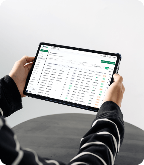 Pessoa utilizando tablet para gerenciar upgrades e pausas de assinatura