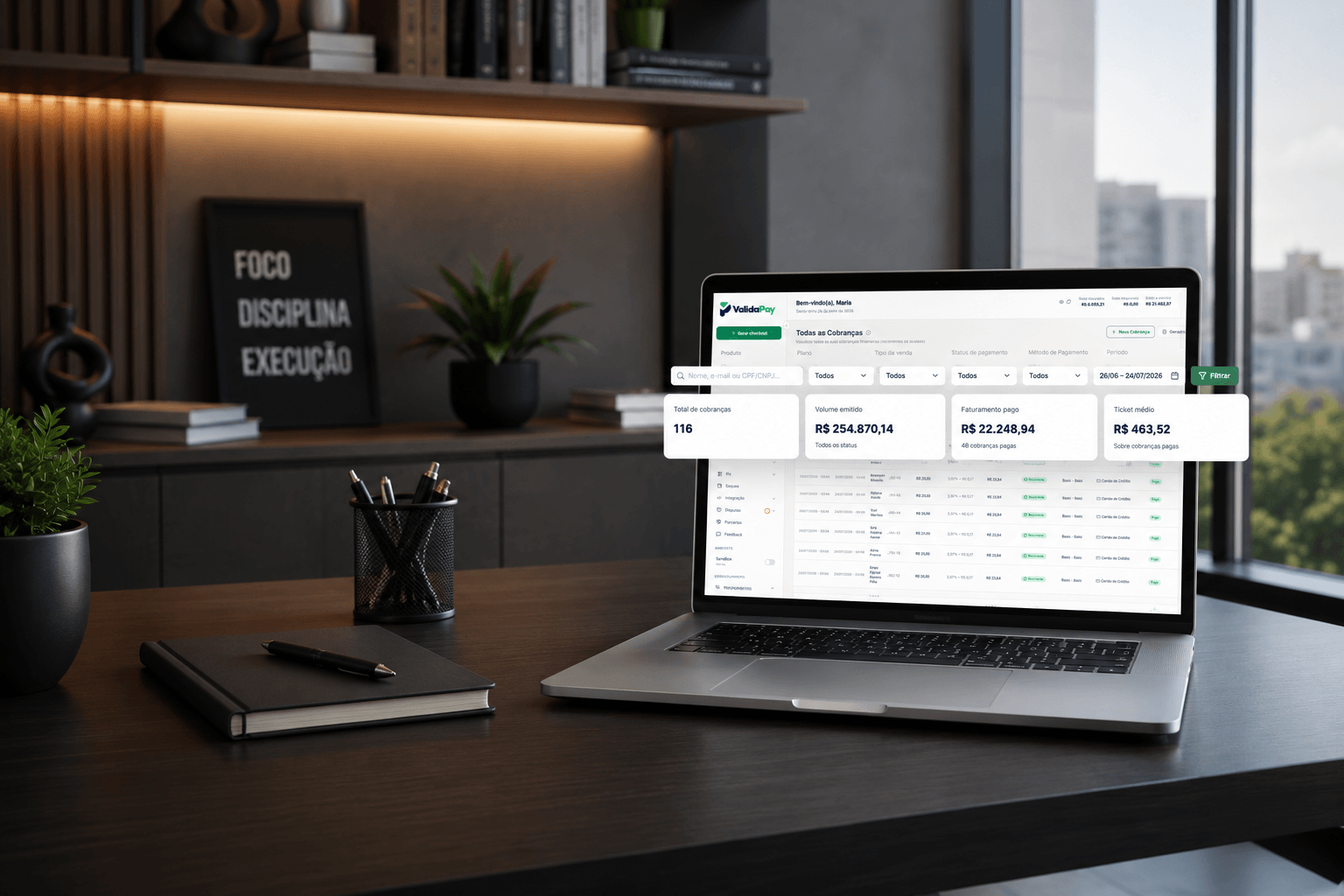 Pessoa acompanhando o status de cobranças confirmadas, pendentes e frustradas no painel da ValidaPay