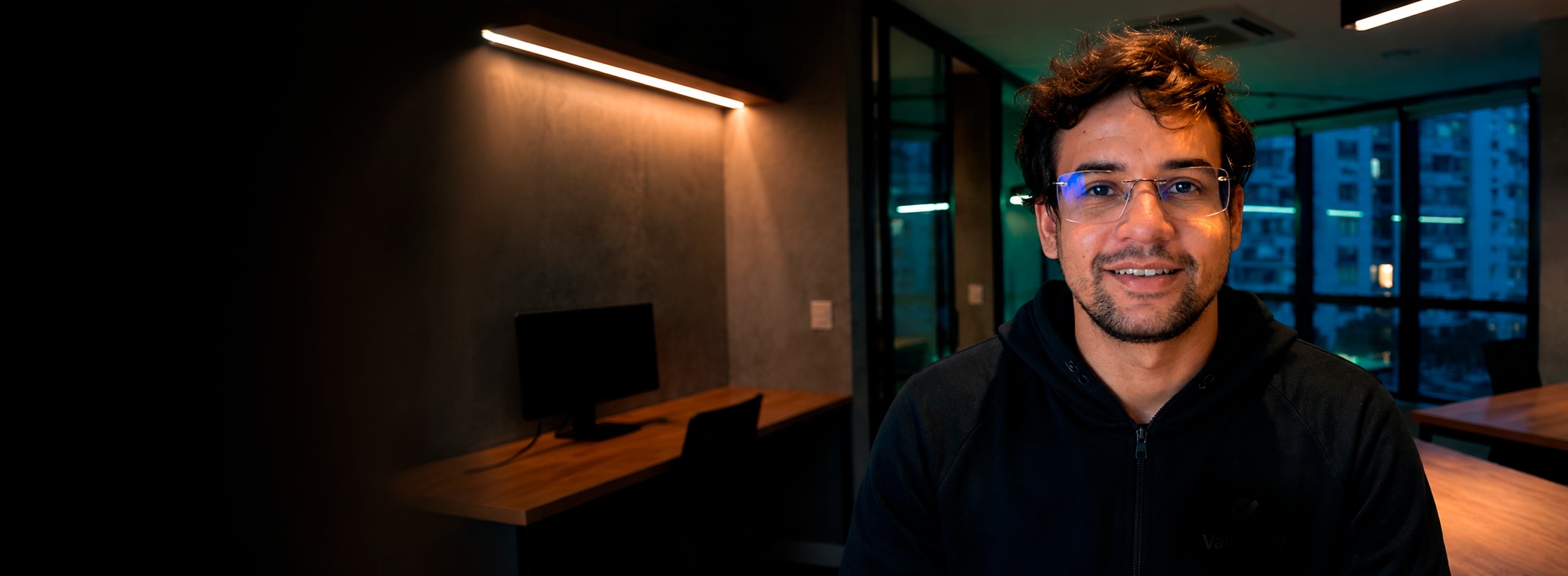 Yuri Aquino, Fundadordo Grupo Valida, em um ambiente de trabalho