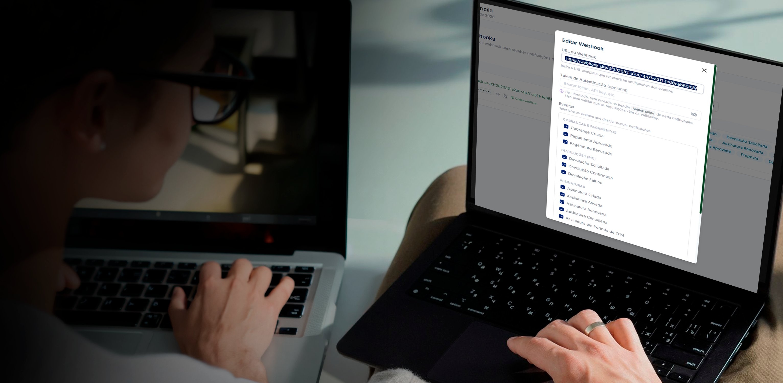 Pessoa editando a configuração de um webhook no notebook