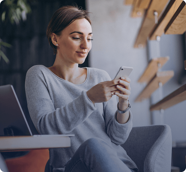 Mulher usando celular