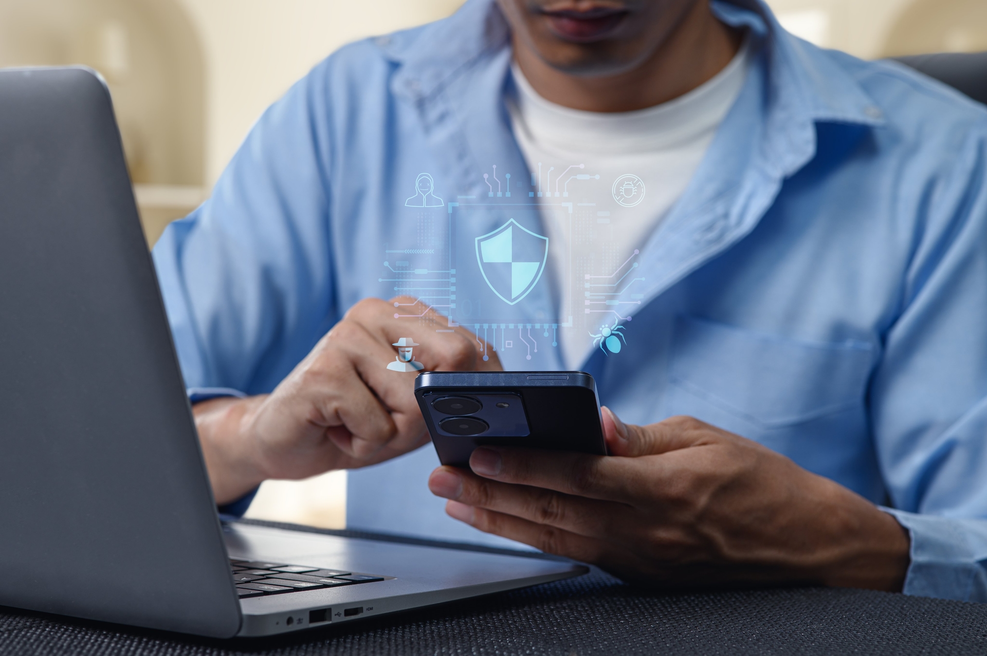 Pessoa com escudo de segurança digital sobre o smartphone
