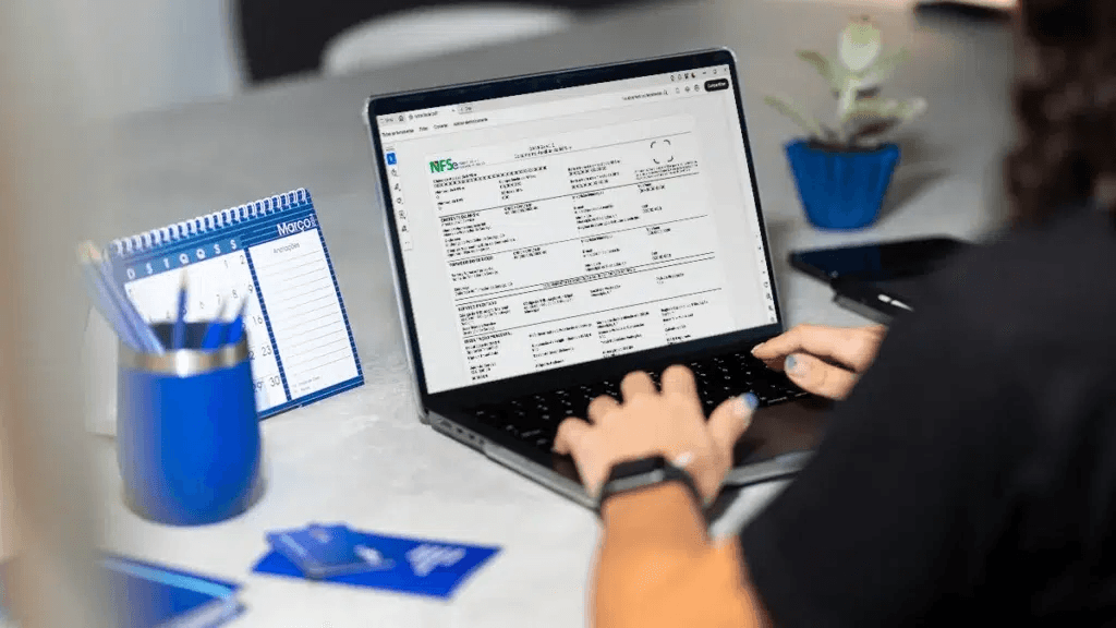 Pessoa analisando gráfico de crescimento em um notebook