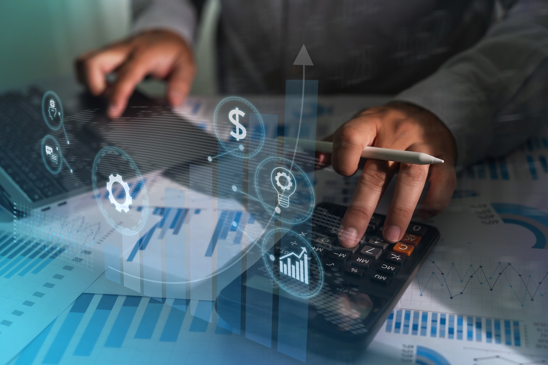 Profissional analisando custos e métricas financeiras com uma calculadora
